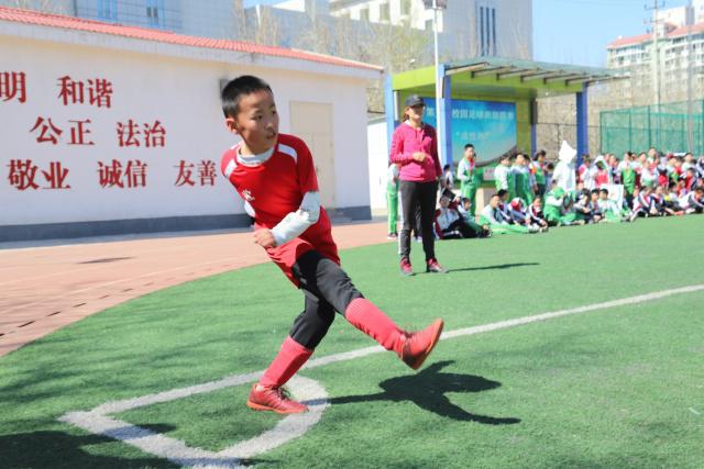 高诗岩17+9山东险胜新疆 齐麟17分李炎哲15分